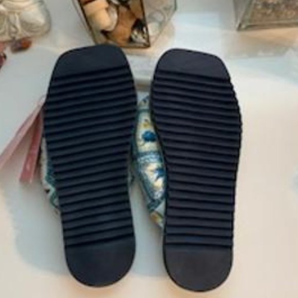 Farm Rio Blue Puffy Flip Flops - Picture 4 of 9